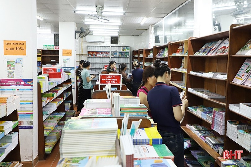 Để thuận tiện cho phụ huynh và các em học sinh tìm kiếm, chọn lựa sản phẩm, các cửa hàng, nhà sách đã bố trí các gian hàng theo khu vực, sách giáo khoa được sắp xếp theo khối lớp khác nhau.