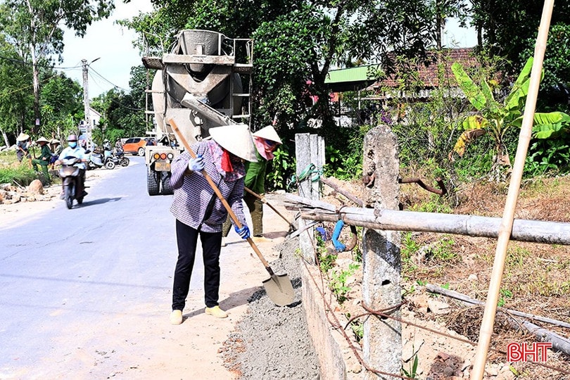 Người dân Hà Tĩnh sôi nổi khí thế thi đua lao động sản xuất.