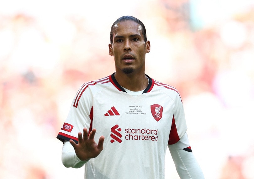 Virgil van Dijk là trung vệ có mức lương cao nhất Premier League hiện tại (350.000 bảng mỗi tuần). Anh là thủ lĩnh giúp Liverpool chinh phục các danh hiệu Premier League và Champions League trong những năm qua.