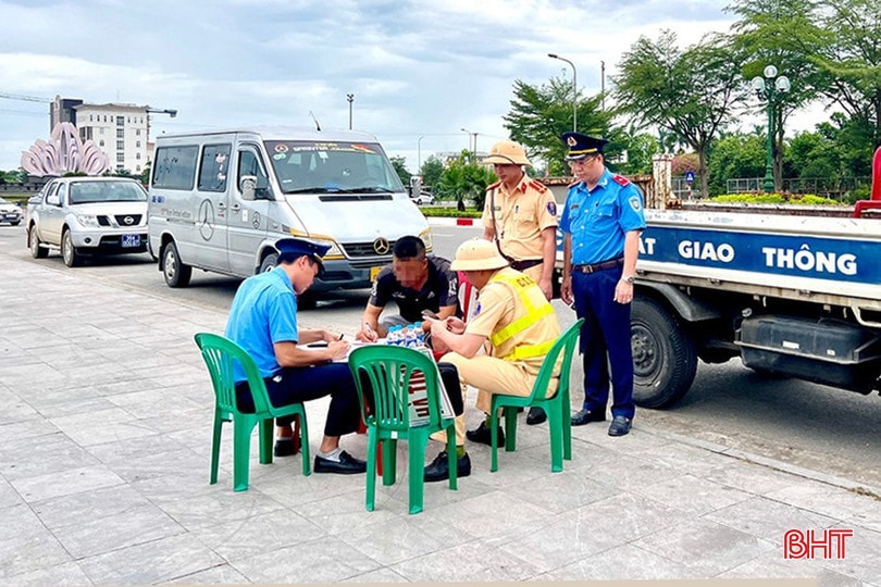 Lực lượng chức năng lập biên bản xử phạt vi phạm hành chính đối với tài xế vi phạm trong quá trình vận tải hành khách. bqbht_br_xe-ghep-6-4981.jpg