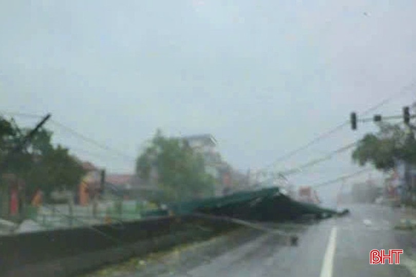 Sau thời gian hơn 1 giờ, đường quốc lộ 1 bị tắc đến nay mọi phương tiện đã di chuyển bình thường. Trước đó, bão số 5 đã làm tốc mái tôn của nhà xe Trường PTTH Nguyễn Huệ (xã Kỳ Xuân) bay ra đường, sập cột điện, choán hết quốc lộ 1, các phương tiện không thể di chuyển, gây ách tắc giao thông. 