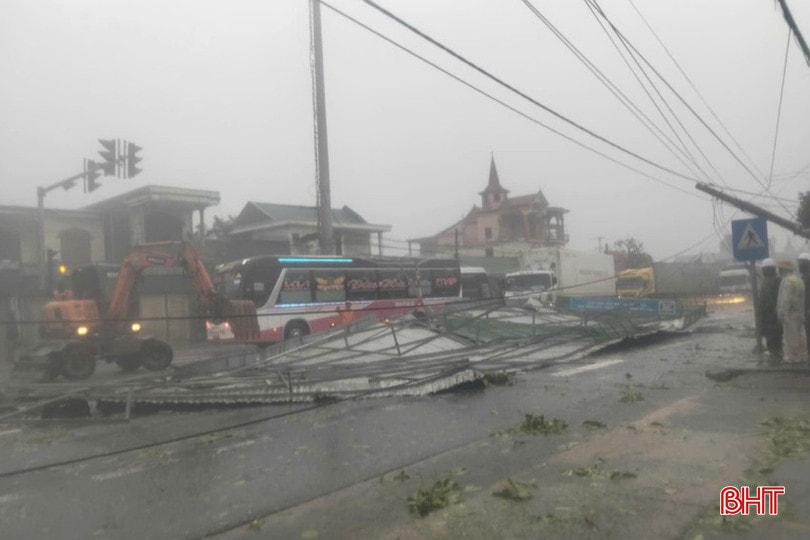 Tại xã Kỳ Xuân, Chủ tịch UBND xã Lê Tài Tuấn cho biết, tranh thủ khi tạm ngớt gió giật, chính quyền đã huy động máy đào để dời dọn mái tôn, xử lý đường dây điện để cho các phương tiện qua lại trên quốc lộ 1.