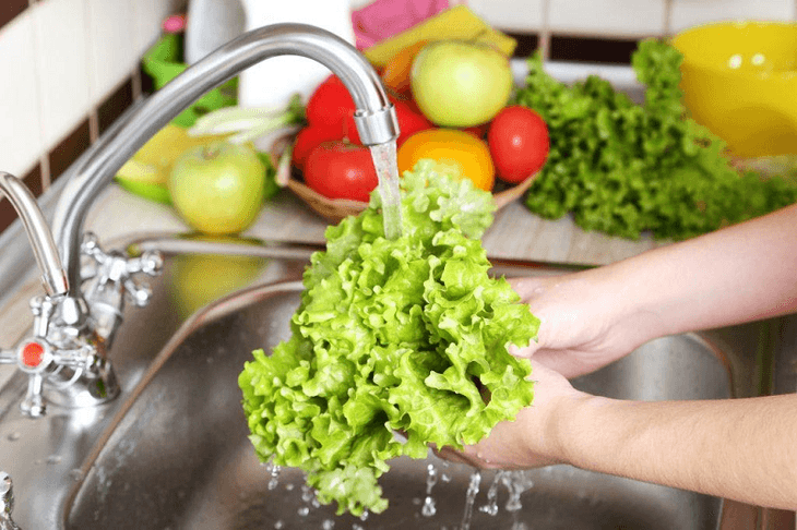 Dù là công đoạn chế biến thực phẩm không phức tạp nhưng rửa rau đúng quy trình sẽ giúp giảm thiểu ngộ độc thực phẩm - Ảnh minh họa: TTO Dù là công đoạn chế biến thực phẩm không phức tạp nhưng rửa rau đúng quy trình sẽ giúp giảm thiểu ngộ độc thực phẩm - Ảnh minh họa: TTO