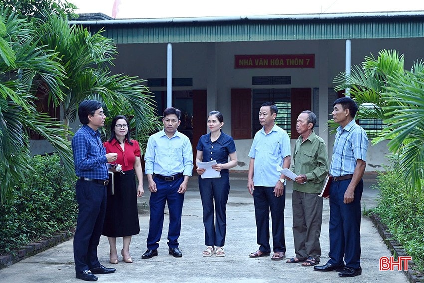 Cán bộ, đảng viên và người dân xã Cẩm Lạc trao đổi các nội dung để đưa Nghị quyết Đại hội Đảng bộ xã vào cuộc sống. bqbht_br_33.jpg