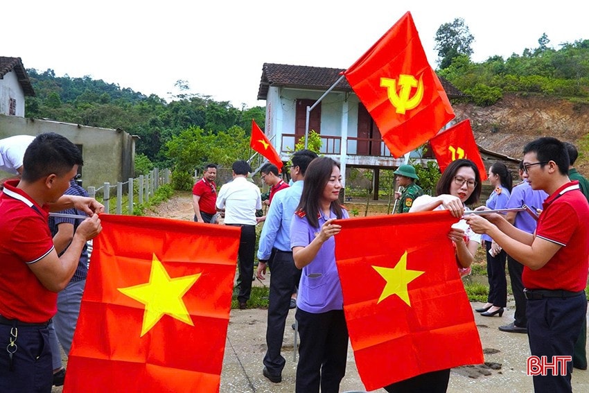 Nhiều ngày trước, cờ hoa được treo rực rỡ ở bản Rào Tre để chào mừng Quốc khánh 2/9 và hướng tới Đại hội Đảng bộ tỉnh. bqbht_br_1.jpg