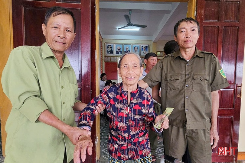 Sáng nay, người dân xã Cổ Đạm đã đến 33 điểm nhà văn hóa thôn để nhận tiền quà 2/9.