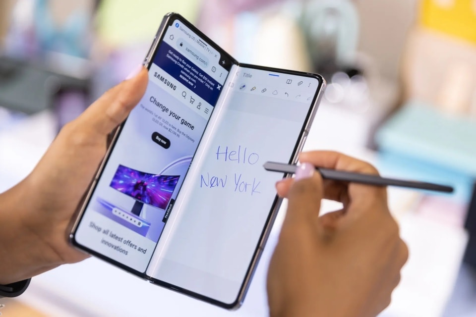Điện thoại gập đang dần được thị trường đón nhận hơn. Ảnh: Bloomberg. Điện thoại gập đang dần được thị trường đón nhận hơn. Ảnh: Bloomberg.