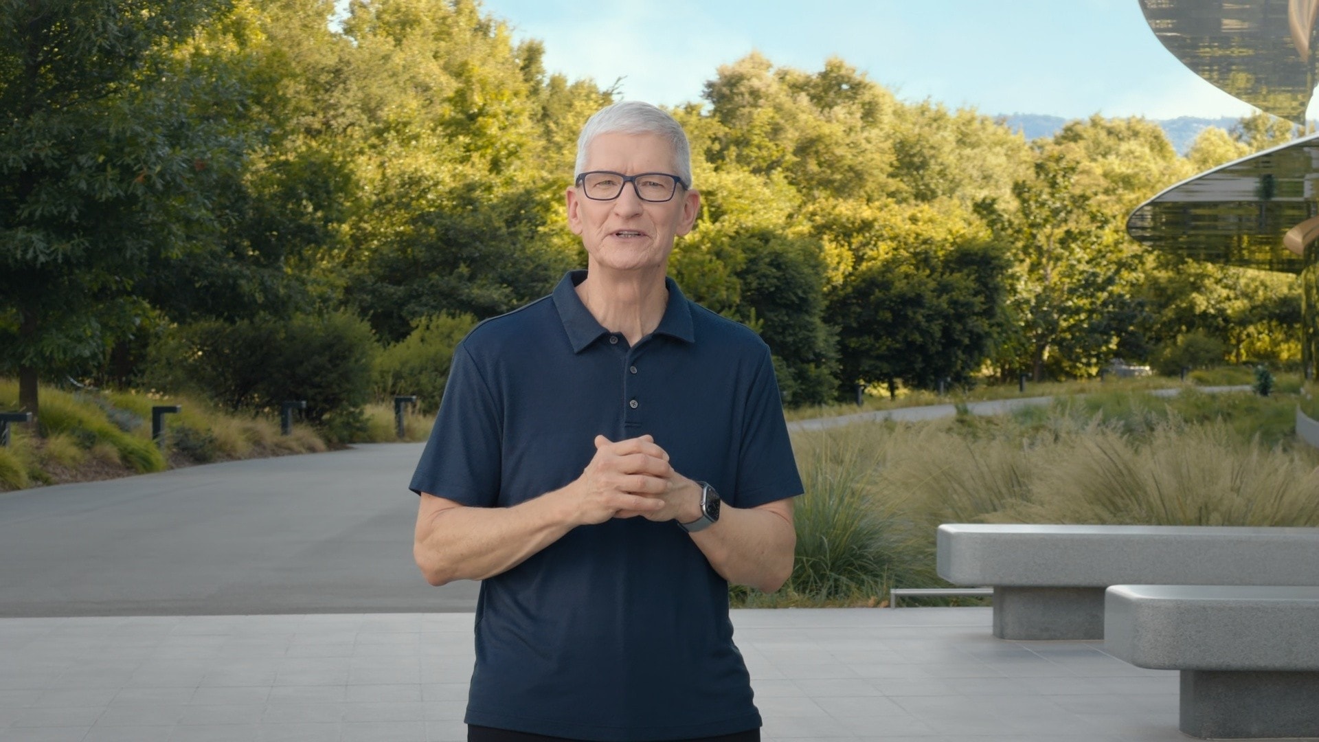 CEO Tim Cook mở đầu sự kiện ở một góc của Apple Park, thay vì cổng 