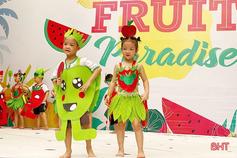 Trên sân khấu, các bé trong trang phục trái cây ngộ nghĩnh, mang đến những màn trình diễn đáng yêu. bqbht_br_069d8b4d26a5adfbf4b4.jpg