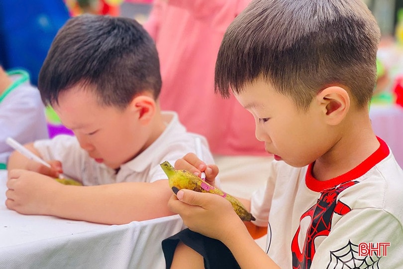 Một góc thi sáng tạo với chuối, nơi các bé say sưa tô màu, làm nên những “tác phẩm nghệ thuật” độc đáo. bqbht_br_97128bcf9323187d4132.jpg