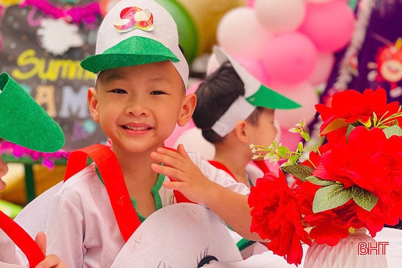 Nụ cười rạng rỡ của bé trai trong lễ hội. bqbht_br_fd313d0625eaaeb4f7fb.jpg