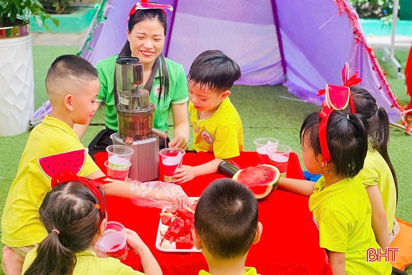 Niềm vui khi được cùng cô giáo và bạn bè làm nước ép dưa hấu mát lạnh, thưởng thức thành quả do chính mình làm ra. bqbht_br_be07c7c3df2f54710d3e.jpg