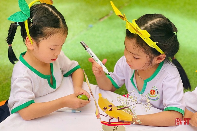 Đôi bạn nhỏ trang trí trái cây, sự hồn nhiên và khéo léo hiện rõ qua từng nét vẽ. bqbht_br_3838565228085819120-2.jpg