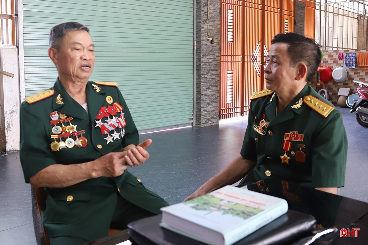 Ông Nguyễn Như Hoành (bên trái) và ông Nguyễn Thanh Tân cùng nhau ôn lại ký ức về những ngày tháng khốc liệt trên chiến trường.