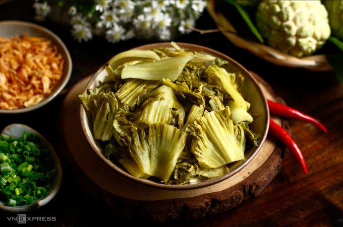 Dưa muối chứa hàm lượng muối cao, tích lũy natri dần dần, trở thành thủ phạm âm thầm gây tăng huyết áp nếu tiêu thụ thường xuyên. Ảnh: Bùi Thủy