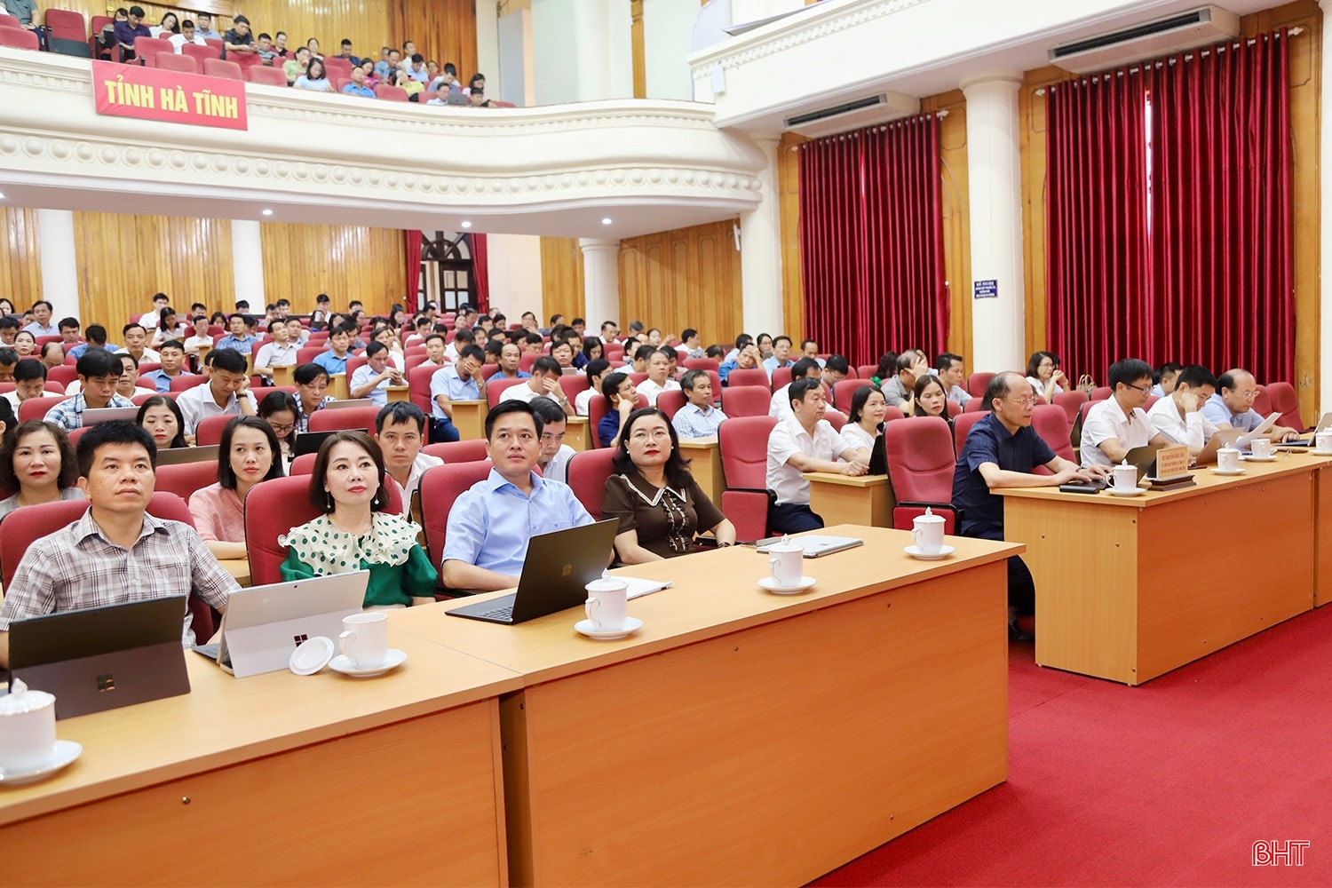 Đại biểu tham dự hội nghị tại điểm cầu Văn phòng UBND tỉnh.