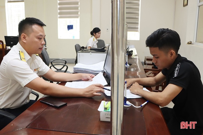 Cán bộ Thuế tỉnh Hà Tĩnh hỗ trợ người dân kê khai thủ tục hành chính thuế. bqbht_br_3.jpg