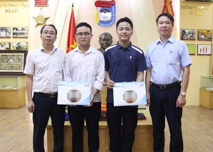 Ngô Quang Minh (áo xanh than) và Trần Minh Hoàng (Trường THPT Chuyên Hà Tĩnh) nhận quà từ GS.TS. Lê Thanh Sơn, Hiệu trưởng Trường Đại học Khoa học Tự nhiên (phải). Ảnh: Fanpage nhà trường