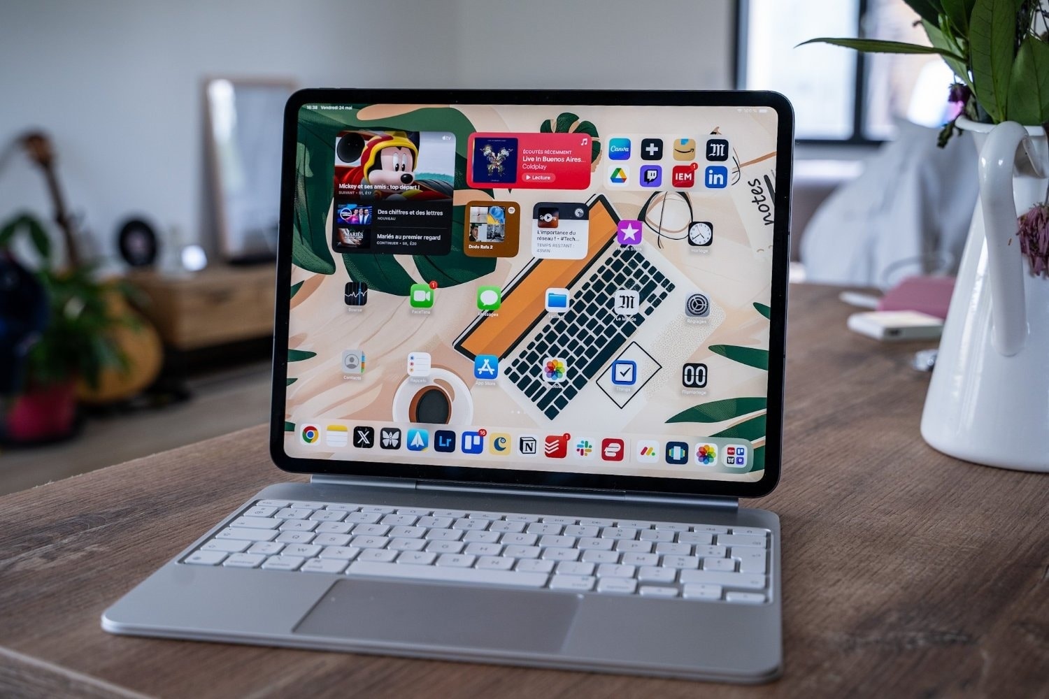 iPad Pro M5. Theo Gurman, Apple chuẩn bị ra mắt iPad Pro với chip M5 sớm nhất trong tháng 10, trở thành thiết bị đầu tiên sử dụng chip M5. Ngoài ra, hãng dự kiến bổ sung camera selfie ở viền trên (khi cầm máy theo chiều dọc), bên cạnh camera nằm ngang như hiện nay. Đối với M5, tin đồn cho biết con chip này sẽ cải thiện hiệu năng, tối ưu năng lượng tốt hơn thế hệ cũ. Ảnh: Presse-citron.