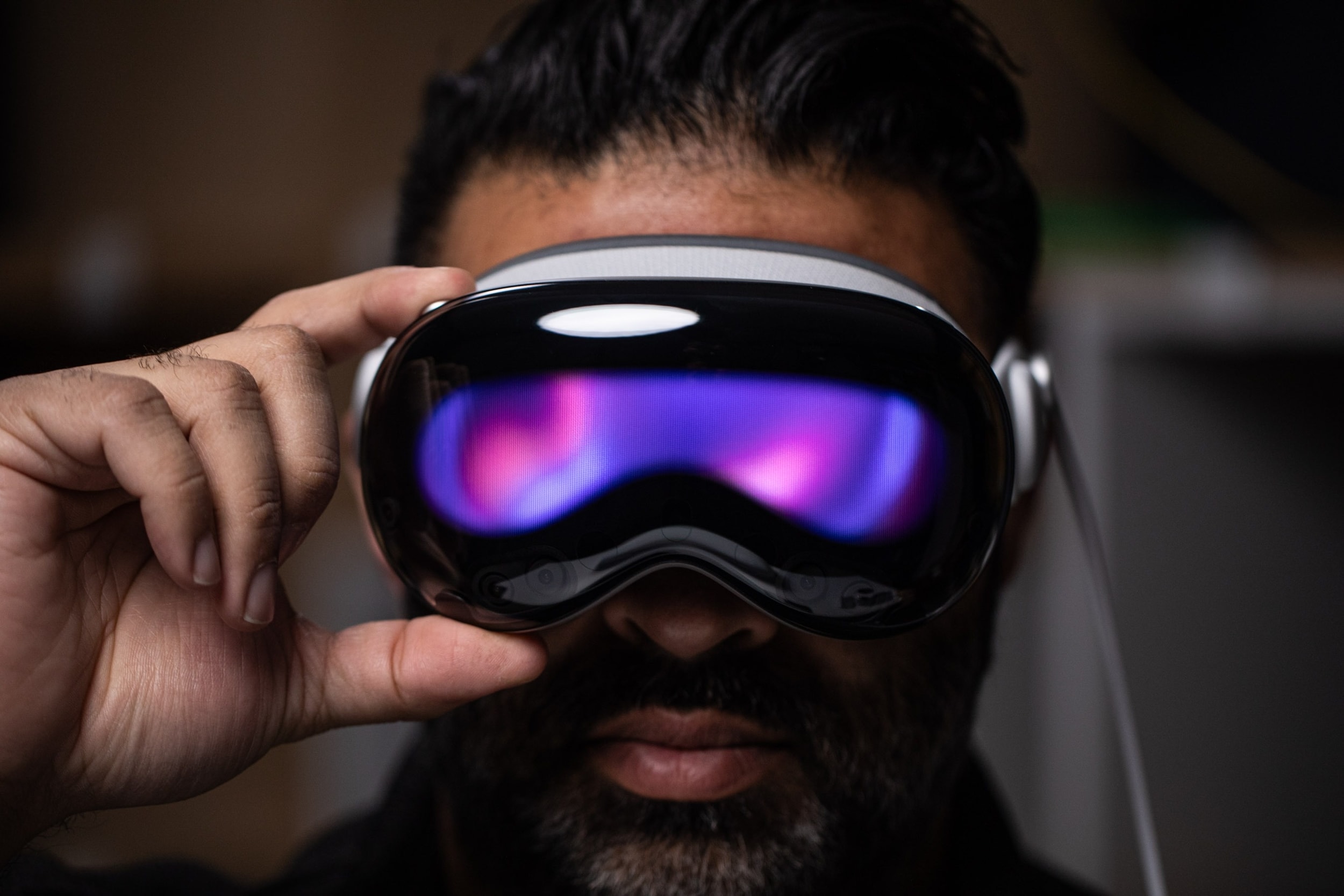 Vision Pro M5. Giữa tháng 7, nhà phân tích Ming-Chi Kuo từ TF International Securities cho biết Apple đang phát triển phiên bản mới của kính Vision Pro. Thiết bị dự kiến dùng chip xử lý M5 thay cho M2, các thông số khác không thay đổi. Theo Gurman, sản phẩm sẽ kèm vòng đeo mới, song Vision Pro 2 thực thụ nhiều khả năng đến năm 2027 mới xuất hiện. Ảnh: The Verge.