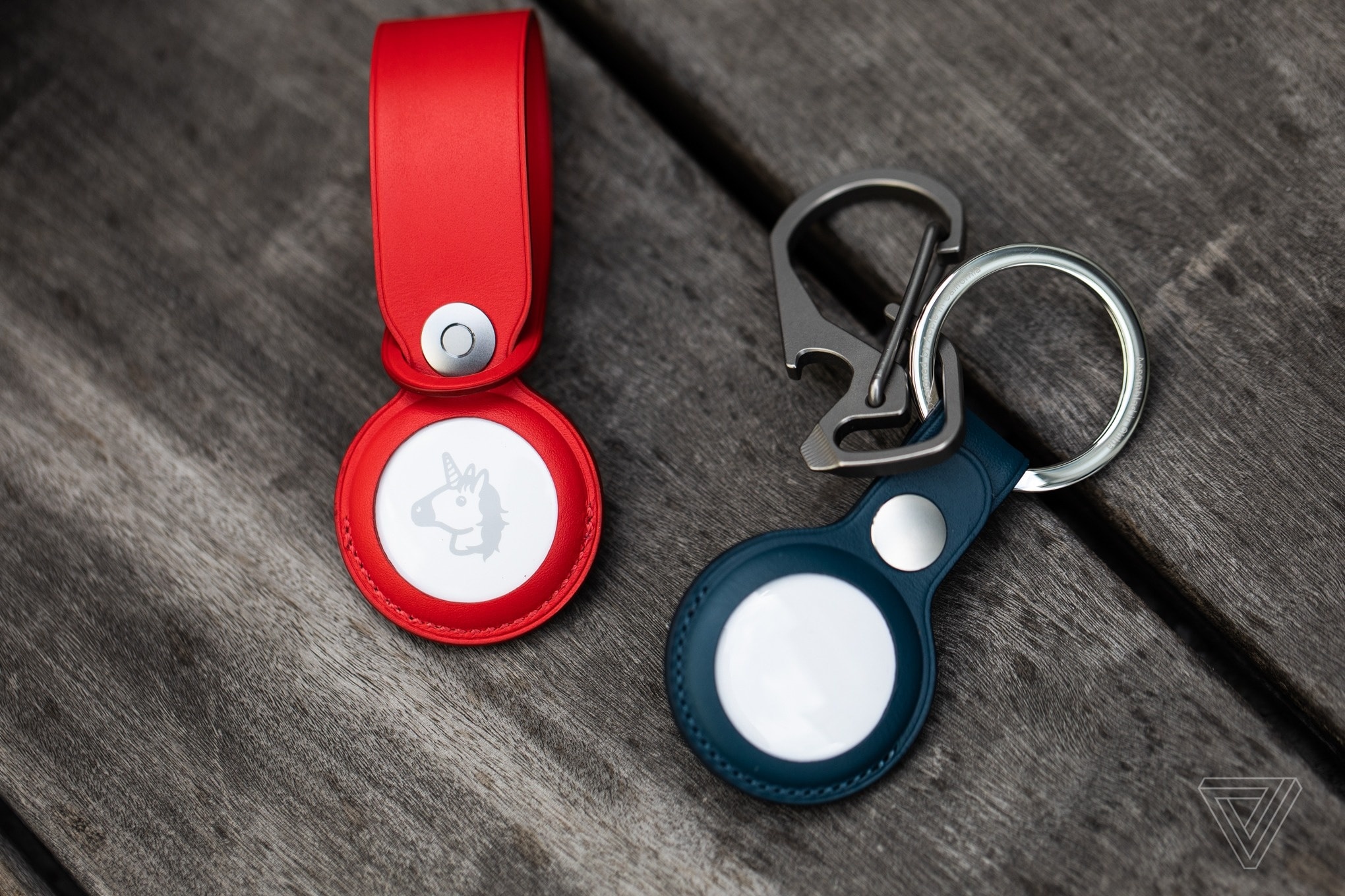 AirTag 2. Tin đồn về AirTag 2 thực chất đã xuất hiện từ lâu do thế hệ đầu tiên ra mắt tháng 4/2021. Thiết bị nhiều khả năng sử dụng chip không dây U2 tương tự AirPods Pro 3, giúp định vị chính xác hơn và tăng phạm vi theo dõi. Ảnh: The Verge.