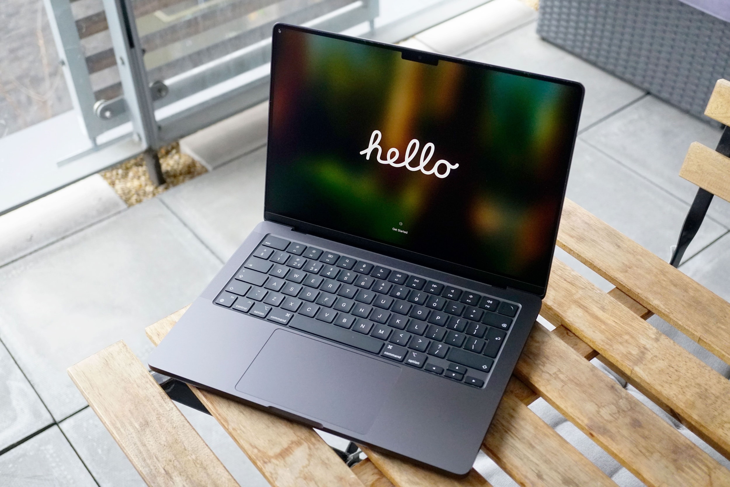 MacBook Pro M5. Apple cũng lên kế hoạch phát triển MacBook Pro thế hệ mới. Thiết bị dự kiến dùng chip xử lý M5, ra mắt vào đầu 2026 thay vì cuối năm nay. Điều đó đồng nghĩa chu kỳ nâng cấp MacBook Pro lần này dài hơn. Sau ra mắt, MacBook Pro M5 sẽ là thế hệ cuối cùng giữ thiết kế hiện tại. Kể từ dòng M6, hãng dự kiến chuyển sang thiết kế mới, sử dụng màn hình OLED tương tự iPhone và iPad Pro. Ảnh: Good Housekeeping.