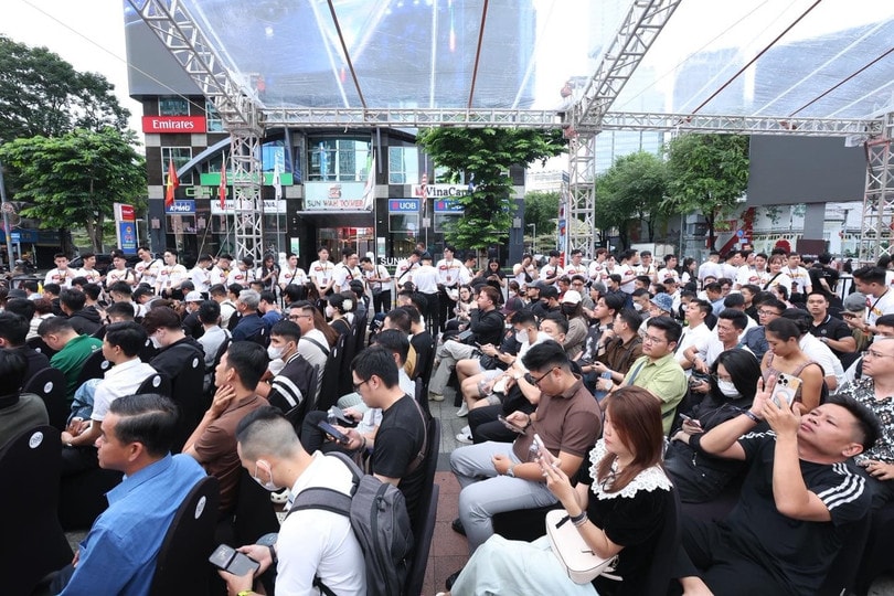 Cảnh xếp hàng chờ mua iPhone 17 ở Việt Nam. Ảnh: TopZone.