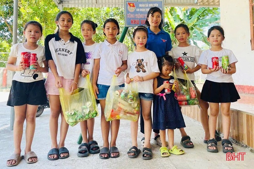 Các em nhỏ tại xã Sơn Tiến cũng tích cực thu gom ve chai, góp sức bảo vệ môi trường.