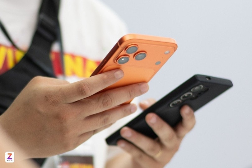 iPhone 17 Pro Max màu cam mới được giao đến tay khách Việt.