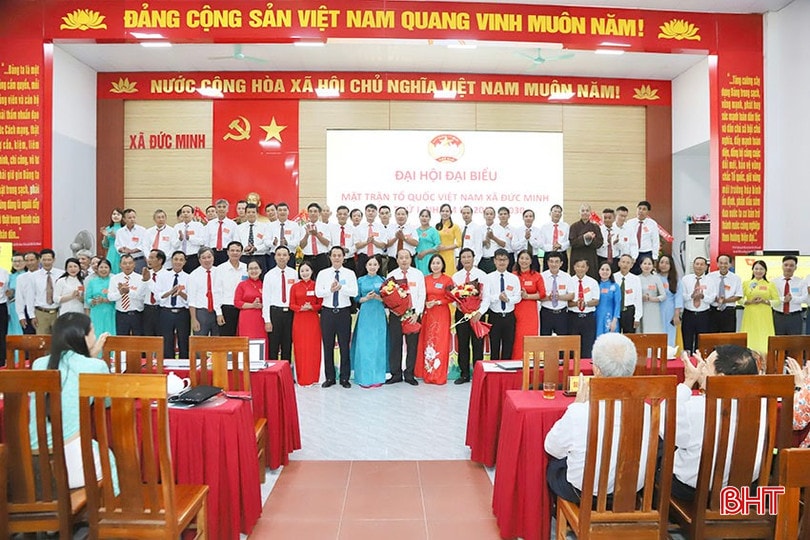 Đại biểu tặng hoa chúc mừng các ủy viên Ủy ban MTTQ Việt Nam xã Đức Minh nhiệm kỳ 2025 - 2030.