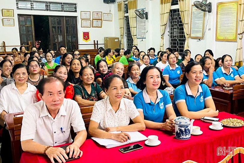 Phụ nữ phường Nam Hồng Lĩnh háo hức trước những thông tin mới về các chính sách BHXH, BHYT được cán bộ BHXH cơ sở Hồng Lĩnh cung cấp tại một cuộc đối thoại trực tiếp. bqbht_br_cc67a463627ae824b16b.jpg