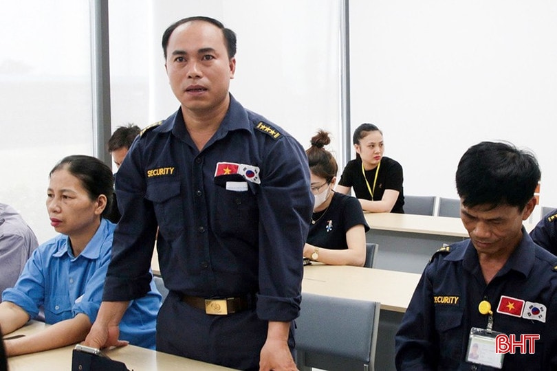 Công nhân Công ty TNHH Haivina Hồng Lĩnh trao đổi về một số băn khoăn trong các chính sách mới tại hội nghị đối thoại do BHXH cơ sở Hồng Lĩnh phối hợp với Công đoàn công ty tổ chức. bqbht_br_1.jpg