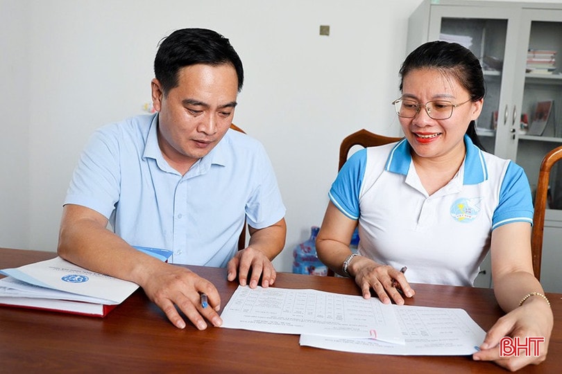 Anh Bùi Việt Hưng – Phó Giám đốc BHXH cơ sở Hồng Lĩnh trao đổi với chị Lê Hồng Hạnh - Phó Chủ tịch Thường trực Ủy ban MTTQ, Chủ tịch Hội LHPN phường Nam Hồng Lĩnh về chuyên đề tuyên truyền sẽ tổ chức trong thời gian tới. bqbht_br_z7046348419223-da2c47dde285b7947c9602e304de57c3.jpg