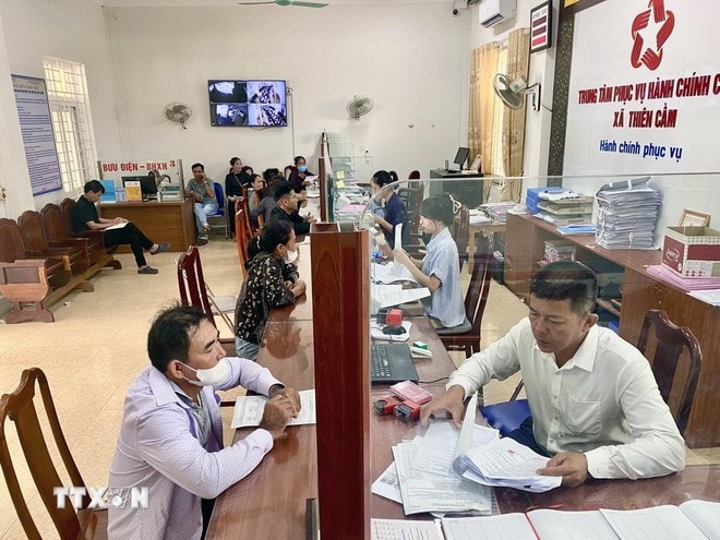 Người dân đến giao dịch tại Trung tâm phục vụ hành chính công xã Thiên Cầm (tỉnh Hà Tĩnh). (Ảnh: Hữu Quyết/TTXVN) Người dân đến giao dịch tại Trung tâm phục vụ hành chính công xã Thiên Cầm (tỉnh Hà Tĩnh). (Ảnh: Hữu Quyết/TTXVN)