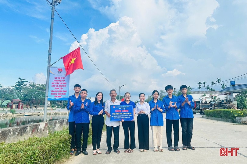 Đoàn xã Tứ Mỹ ra mắt công trình tuyến đường Sáng - xanh - sạch - đẹp chào mừng Đại hội Đảng bộ tỉnh. bqbht_br_tu-my.jpg