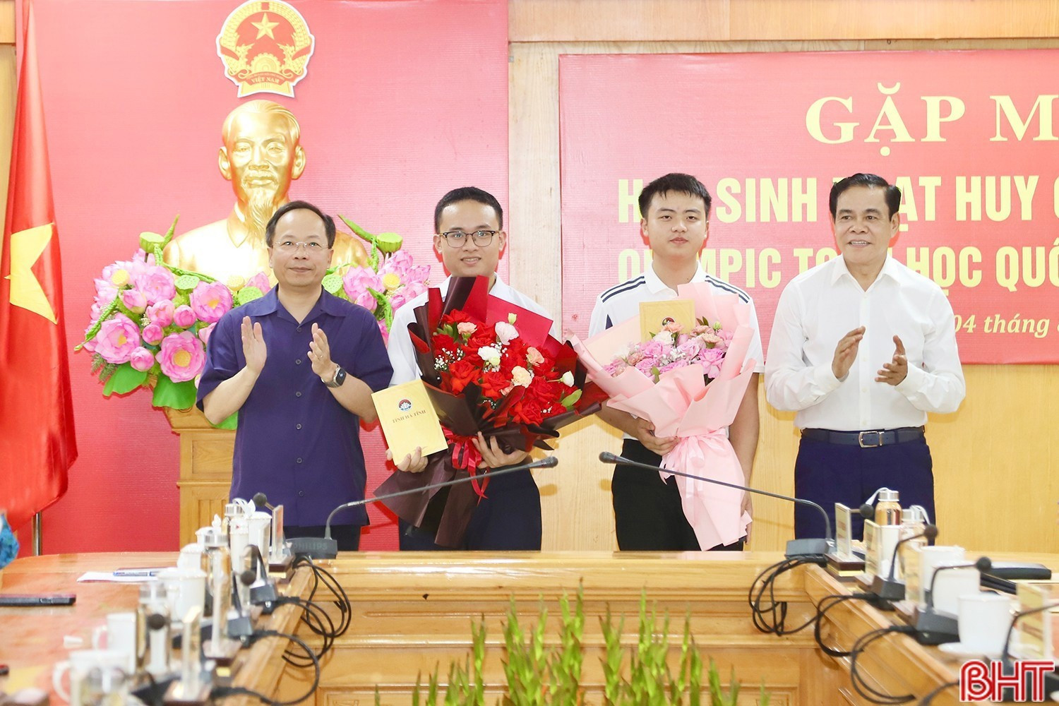 Bí thư Tỉnh ủy Nguyễn Duy Lâm, Chủ tịch UBND tỉnh Võ Trọng Hải tặng hoa chúc mừng em Trần Minh Hoàng (đứng thứ 2 từ trái qua) và em Võ Trọng Khải đoạt Huy chương Vàng Olympic Toán học quốc tế năm 2025. image.jpg