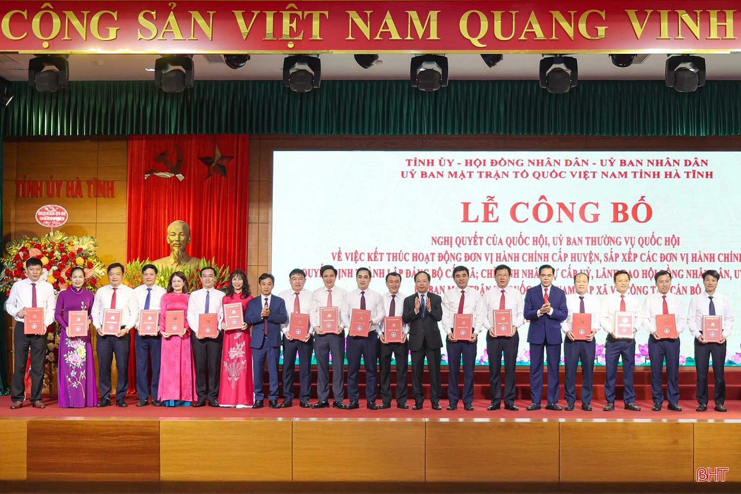 Các đồng chí Thường trực Tỉnh ủy trao quyết định thành lập đảng bộ cho các tân bí thư đảng ủy các xã, phường khi thực hiện chính quyền địa phương 2 cấp. Ảnh tư liệu. image-1.jpg