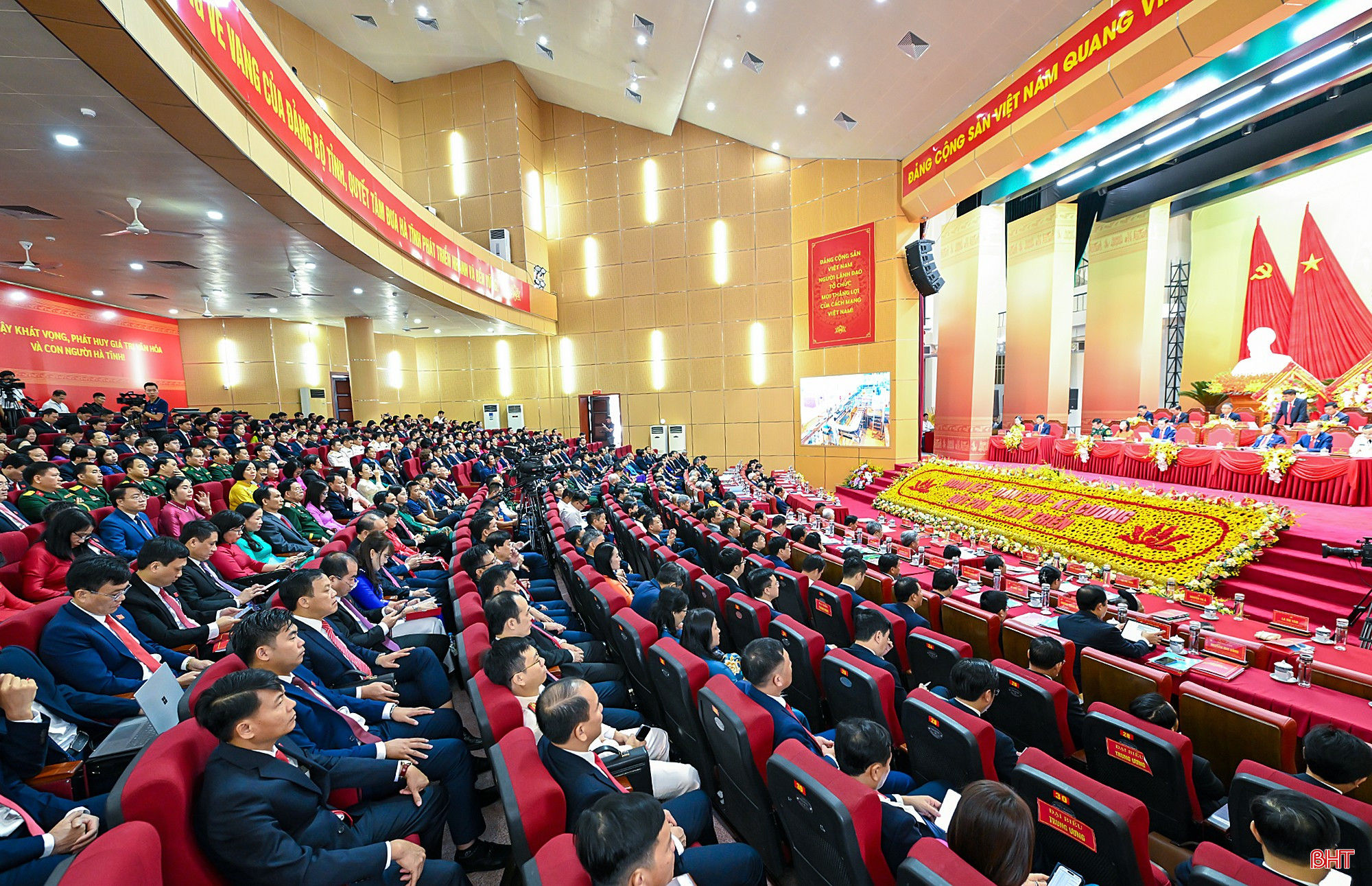 Toàn cảnh phiên khai mạc Đại hội đại biểu Đảng bộ tỉnh Hà Tĩnh khóa XX. bqbht_br_toan-canh-goc-rong.jpg