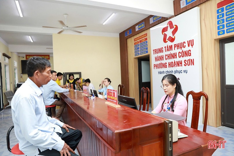 Người dân tới giao dịch tại Trung tâm Phục vụ hành chính công phường Hoành Sơn. bqbht_br_z6782626720354-87000d4c5853a4017e5ba3479349db9f.jpg