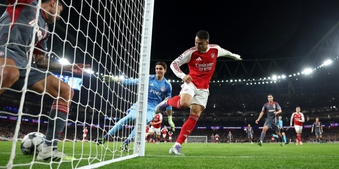 Martinelli đệm bóng cận thành mở tỷ số, trên sân Emirates, London, Anh hôm 1/10. Ảnh: Reuters