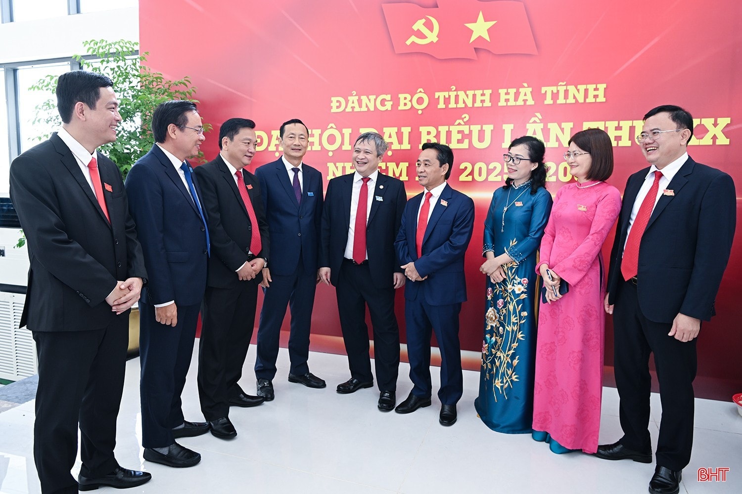 Đại biểu và khách mời trò chuyện bên lề Đại hội. image-2-4758.jpg