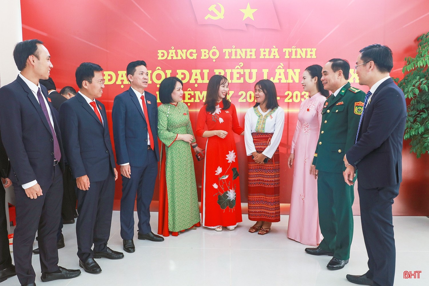 Đại biểu trò chuyện bên lề Đại hội. bqbht_br_ben-le-2-4822.jpg