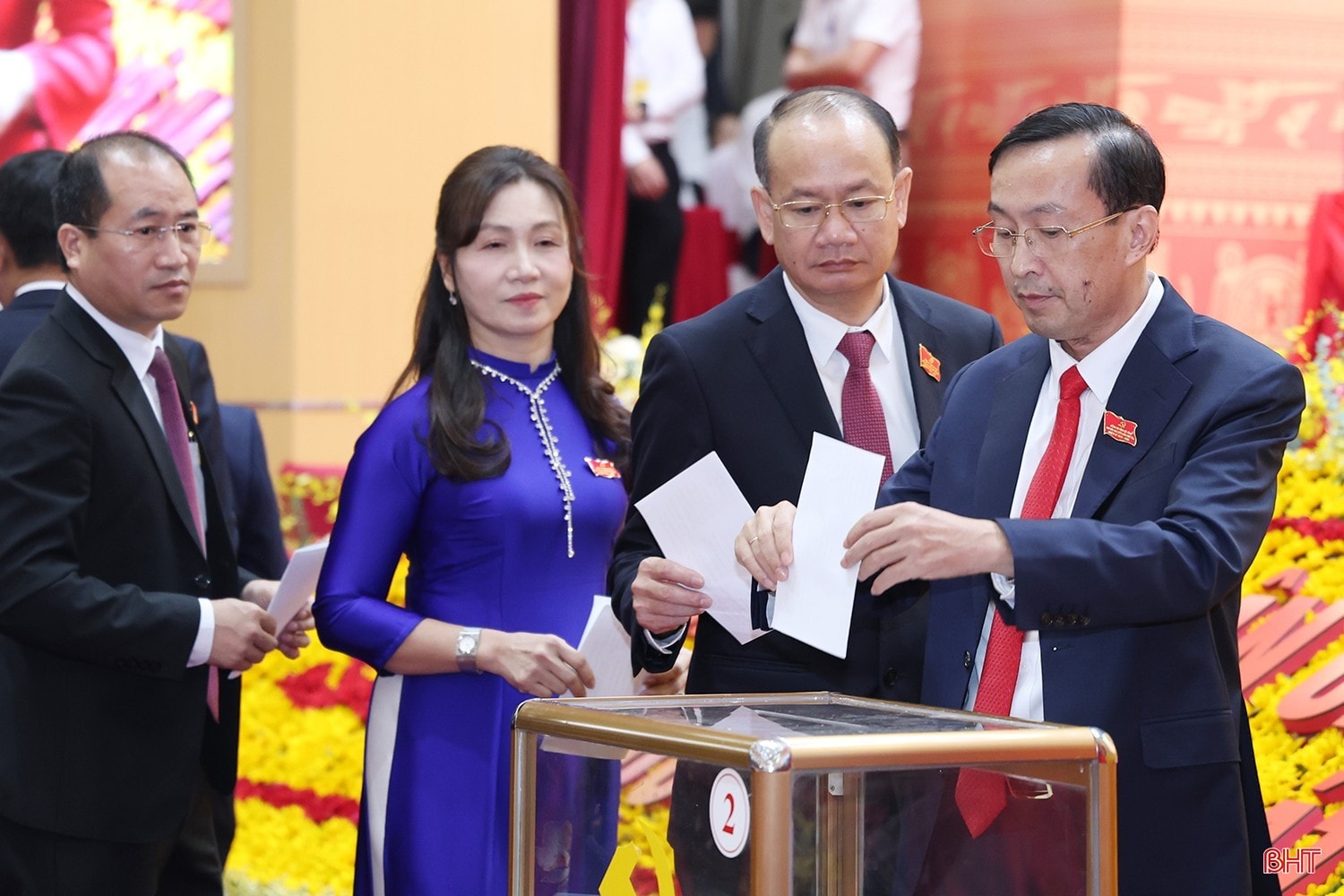 Đại biểu bỏ phiếu bầu Ban Chấp hành Đảng bộ tỉnh lần thứ XX. image-6.jpg