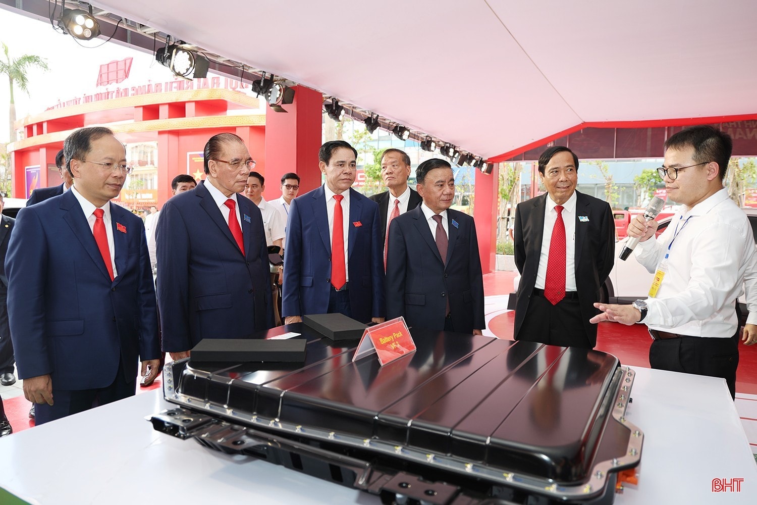 Đồng chí Trần Cẩm Tú - Ủy viên Bộ Chính trị, Thường trực Ban Bí thư và các đại biểu Trung ương, tỉnh tham quan gian hàng trưng bày bên lề đại hội. image-4.jpg