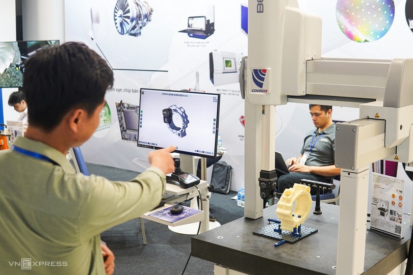 Một thiết bị đo kiểm các chi tiết được cơ khí chính xác, do một nhà phân phối trình diễn tại triển lãm. Một thiết bị đo kiểm các chi tiết được cơ khí chính xác, do một nhà phân phối trình diễn tại triển lãm.