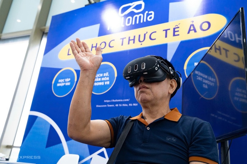 Một người đang trải nghiệm thiết bị tại Lớp hợp thực tế ảo. Một người đang trải nghiệm thiết bị tại Lớp hợp thực tế ảo.