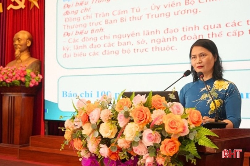 Phó Bí thư Đảng ủy xã Tiên Điền Lê Thị Thanh Tâm truyền đạt những kết quả nổi bật của Đại hội đại biểu Đảng bộ tỉnh Hà Tĩnh lần thứ XX bqbht_br_image-10.jpg