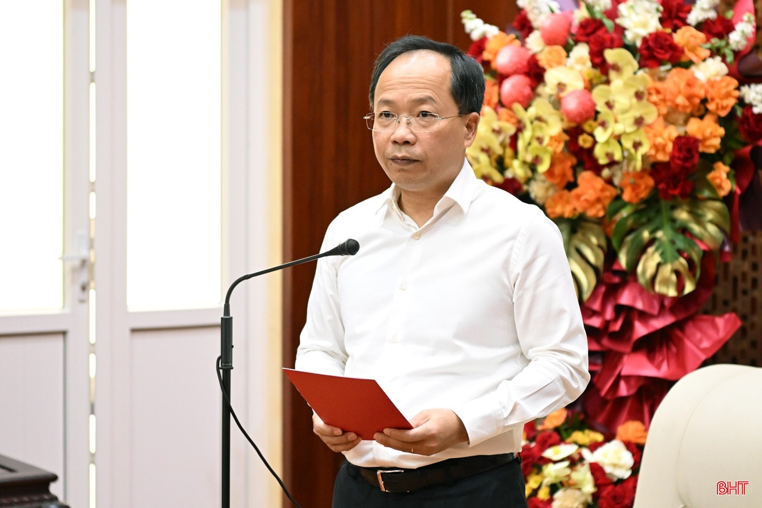 Bí thư Tỉnh ủy Nguyễn Duy Lâm phát biểu chúc mừng Bộ Tư lệnh Quân khu 4. bqbht_br_z9a-9277.jpg