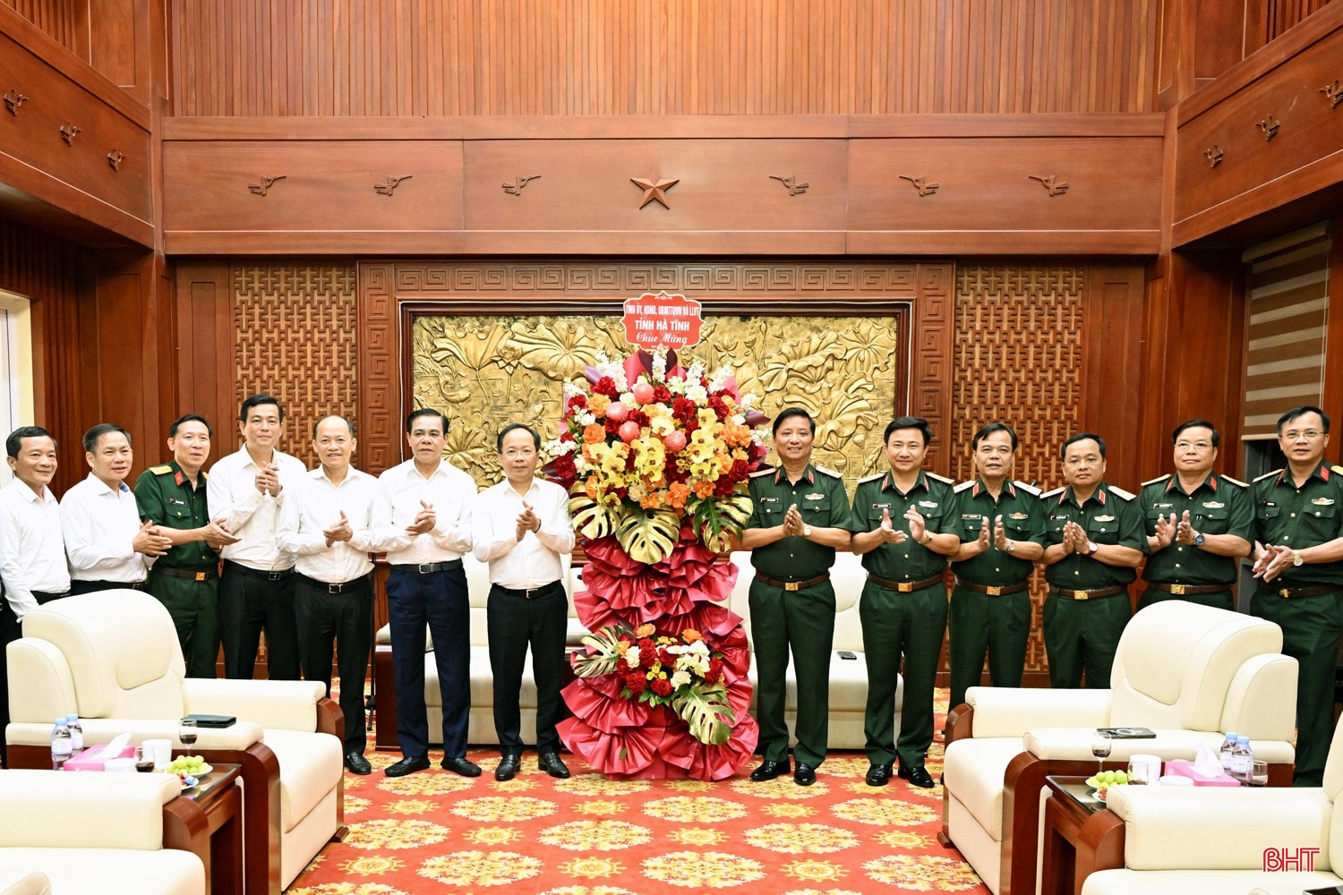 Đoàn công tác của tỉnh Hà Tĩnh tặng hoa chúc mừng Bộ Tư lệnh Quân khu 4 nhân dịp kỷ niệm 80 năm Ngày Truyền thống lực lượng vũ trang Quân khu 4 (15/10/1945 – 15/10/2025). bqbht_br_z9a-9375.jpg