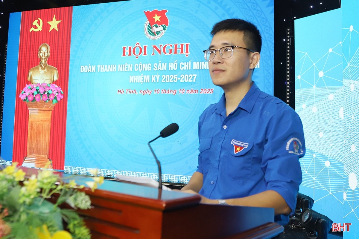 Phó Bí thư Chi đoàn Trần Đình Nhất trình bày dự thảo Báo cáo kiểm điểm Ban Chấp hành nhiệm kỳ 2022-2024. Phó Bí thư Chi đoàn Trần Đình Nhất trình bày dự thảo Báo cáo kiểm điểm Ban Chấp hành nhiệm kỳ 2022-2024.